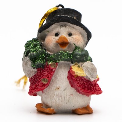 Декоративна фігурка - Пінгвін в червоній кофтині з зеленою ялинкою, 5 см, білий з червоним, полістоун (950316-2) 950316-2 фото