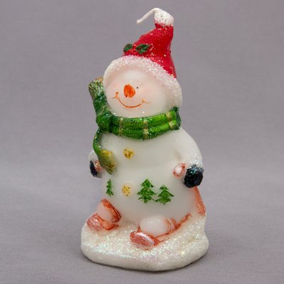 Свічка - Сніговик на лижах, 11 см, білий з червоним, парафін (791002-1) 791002-1 фото