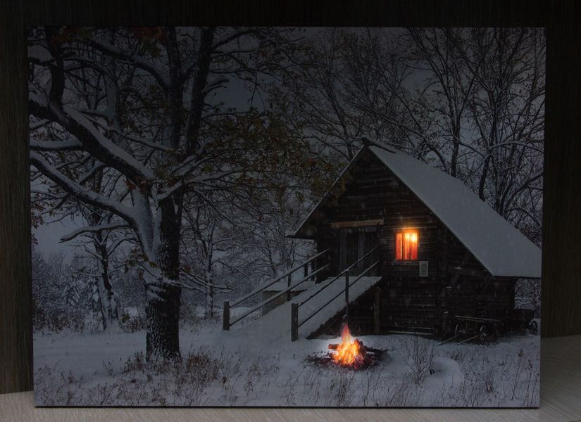 Картина, що світиться - зимовий будинок зі світлим вікном та вуличним вогнем, 3 LЕD лампи що мерехтять, 30x40 см (940164) 940164 фото